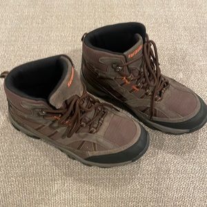 Hiking mid rise boots